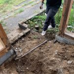 解体直後の柱脚部と基礎の様子。柱脚の一部に腐食が見られる。増築部分の基礎はと思われるエリアはブロック基礎