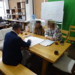 設計内容と見積りの説明を受けるAさん夫妻