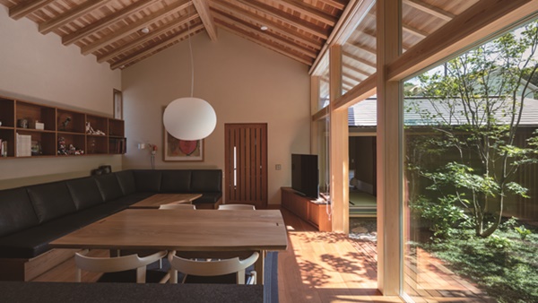 【和の建築に学ぶ】 屋根面を連続させたコの字プラン -「八王子の家」　建築家・横内敏人