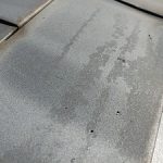 築15年のガルバリウム鋼板の屋根にできた黒錆の例。黒錆は安定錆なので赤錆に変化して広がる心配はない