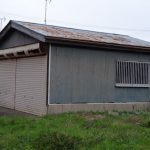 鋼板で外装を仕上げた沿岸地の倉庫。同じ鋼板だが外壁よりも屋根の傷みが目立つ