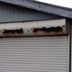 シャッターボックスは傷みが激しい。亜鉛めっきの塗装鋼板を使用していると思われる。シャッターボックス直下の雨が当たらない部分の錆も目立つ