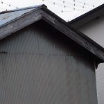 雨の当たらないケラバ直下に黒錆が発生している