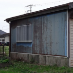 反対側の面。隣に建物があり、雨が当たりにくいため錆の発生が激しい