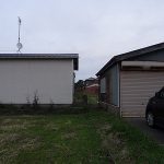 隣家との位置関係。鋼板は吹きさらしのほうが長持ちする