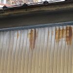 別の建て物の軒下の様子。雨が当たらない部分は腐食原因物質が流れ落ちないので劣化が進む