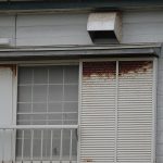 海の近くでよく見られる鏡板の腐食。庇の直下など雨が掛からないところは耐候性の高い塗装鋼板を用いるほか樹脂やアルミ製などを検討する