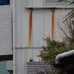 海沿いのエリアではもらい錆が生じやすい。金属製を用いる場合、外壁の鋼板と同等以上の耐久性の素材とする。この事例の外壁は鋼板ではないが、鋼板の場合は外壁の錆の発生につながる