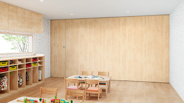 永大産業、パネルの振れを大幅に減らした「可動間仕切り吊り戸」