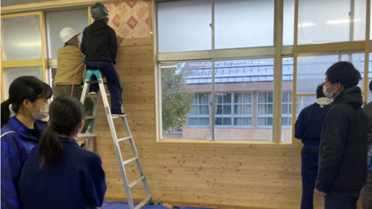 学生主体で教室を断熱改修　「快適×省エネ」DIYリノベ