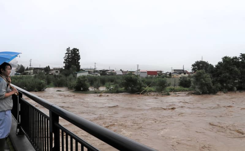 青森・津軽地方で大雨　鰺ケ沢の川が氾濫　市街地に浸水か