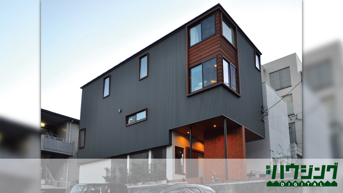 大胆な跳ね出しで狭小住宅の「半外部空間」を確保