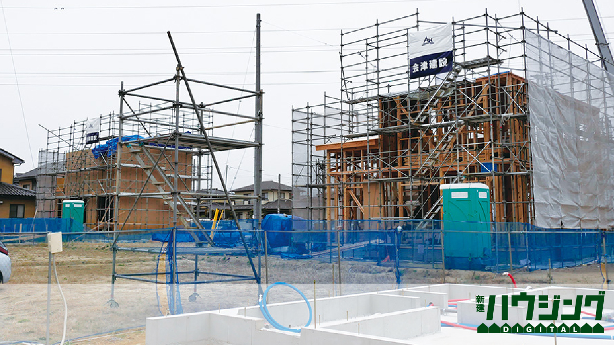 ="入社8年目以下の大工と親方クラスの大工が2棟同時に上棟" 入社8年目以下の大工と親方クラスの大工が2棟同時に上棟