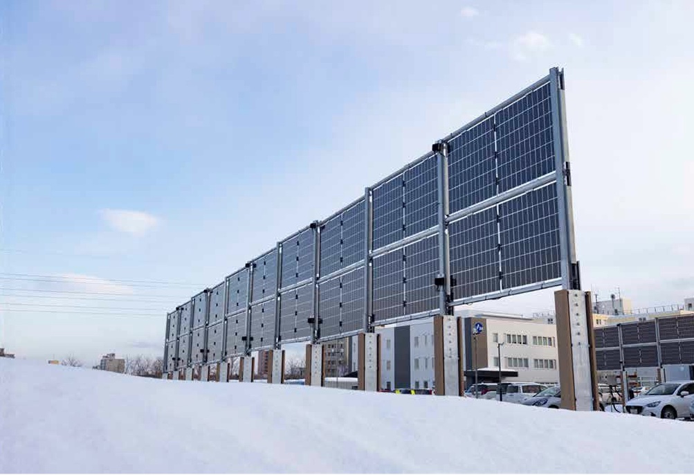 駐車場・農地と土地を併用、豪雪地域にも設置できる垂直ソーラー発電システム