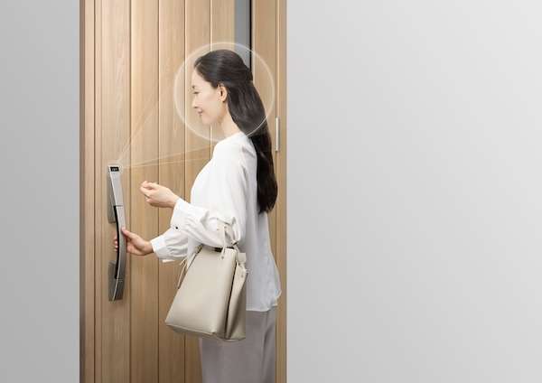 LIXIL、来年から戸建て玄関ドアに「顔認証」搭載