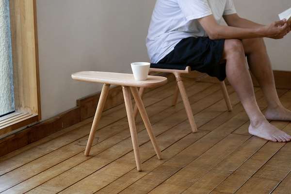 家の中でも外でも使えるコンパクトな木製家具を発売