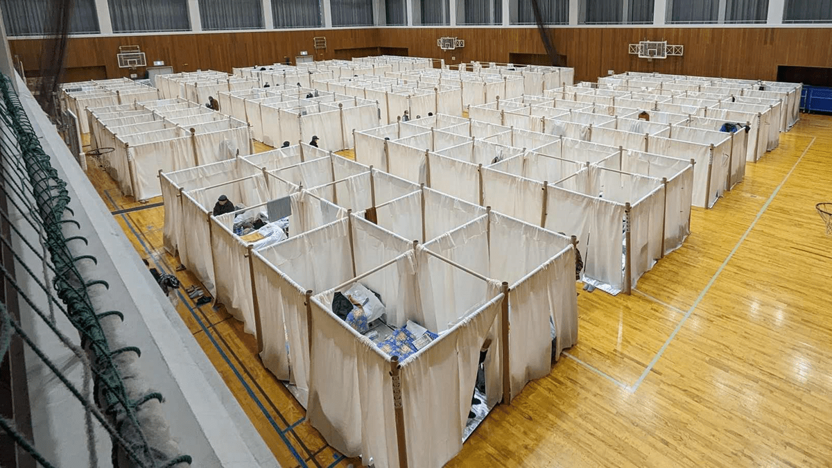 坂茂建築設計とVAN、能登地震被災地に紙製間仕切り提供