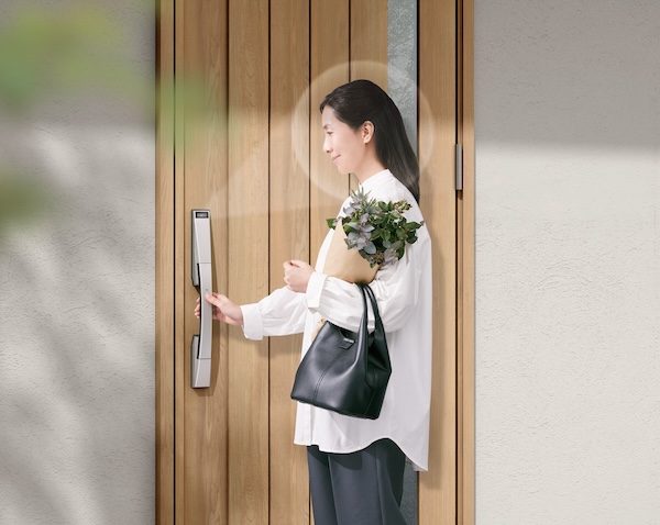 LIXIL、玄関ドアにハンドル一体型の顔認証を新搭載