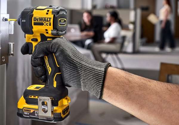 DEWALT、42％静⾳化したインパクトドライバーを発売