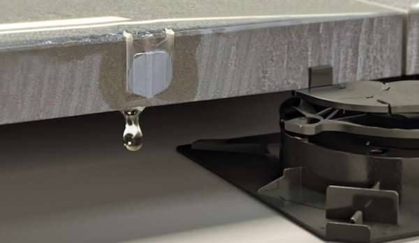 ="セラミックタイル二重床システムに雨水を流す新部材" セラミックタイル二重床システムに雨水を流す新部材