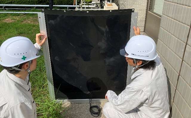 ="積水化学、フィルム型ペロブスカイト電池設置工法の開発に着手" 積水化学、フィルム型ペロブスカイト電池設置工法の開発に着手
