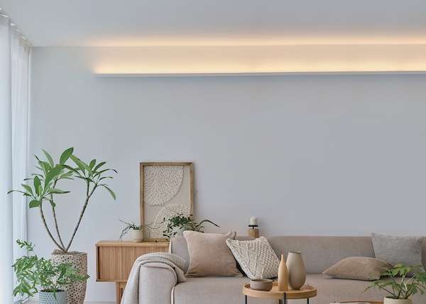 ="単体で間接照明にもなるラインライト、同サイズで4つの配光を展開" 単体で間接照明にもなるラインライト、同サイズで4つの配光を展開