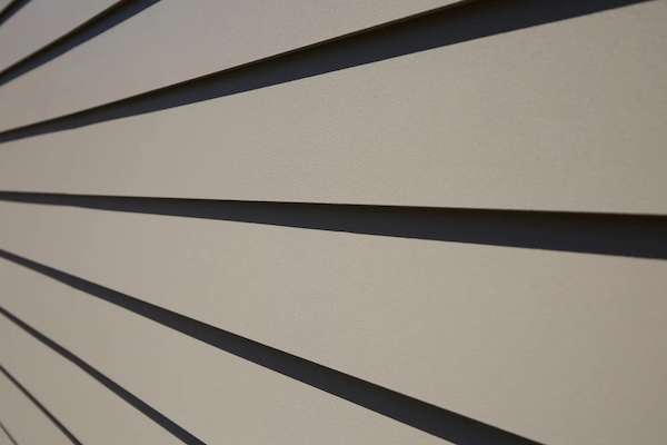 継ぎ目が目立たない外壁材に茶系グレージュ色追加