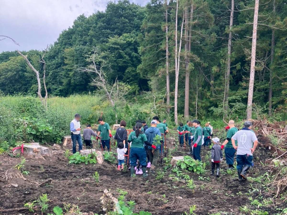 ="日本の窓、社員・地域住民参加の植樹祭を開催" 日本の窓、社員・地域住民参加の植樹祭を開催