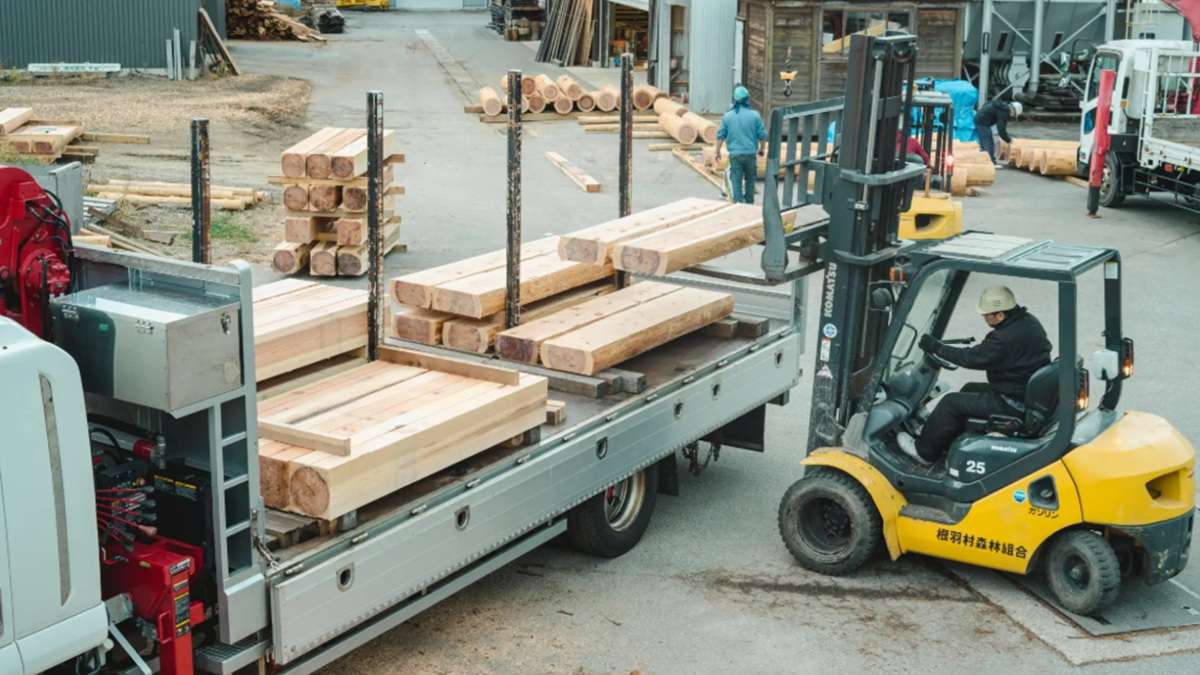 ="根羽村、天然乾燥で大径材の価値を高める実証実験開始" 根羽村、天然乾燥で大径材の価値を高める実証実験開始