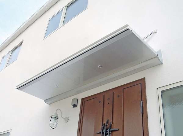 ="後付け可能なアルミ庇、ステー付きで出幅1200mmまで対応" 後付け可能なアルミ庇、ステー付きで出幅1200mmまで対応