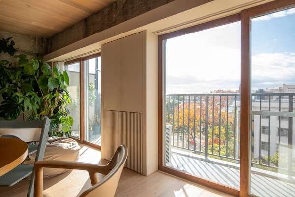 ="国産ヒノキ使用、木製インナーサッシを建築家と共同開発" 国産ヒノキ使用、木製インナーサッシを建築家と共同開発