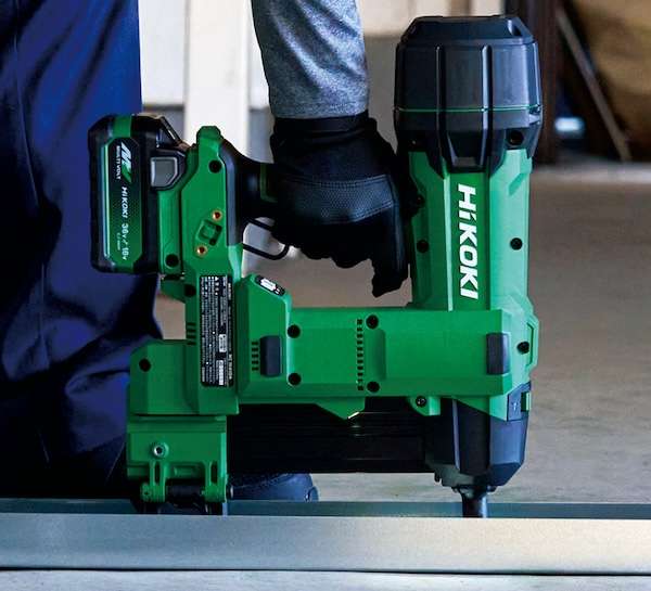 ガスなしで効率的に打ち込めるコードレスコンクリート釘打機