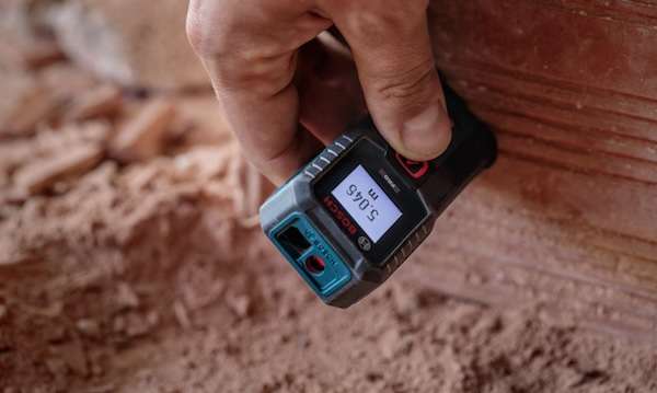 ="最大測定距離50m・精度±1.5mm、シンプル操作のレーザー距離計" 最大測定距離50m・精度±1.5mm、シンプル操作のレーザー距離計