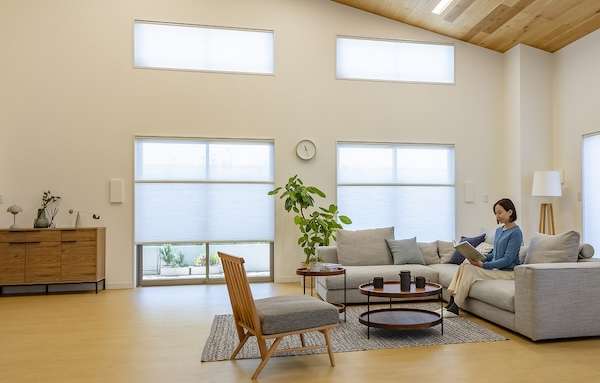 ハニカムスクリーンに電動モデル2種、生地バリエーションも拡充