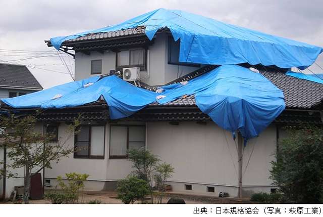 ="屋根用応急シートのJIS規格制定 耐候性・保存性などの品質確保" 屋根用応急シートのJIS規格制定 耐候性・保存性などの品質確保