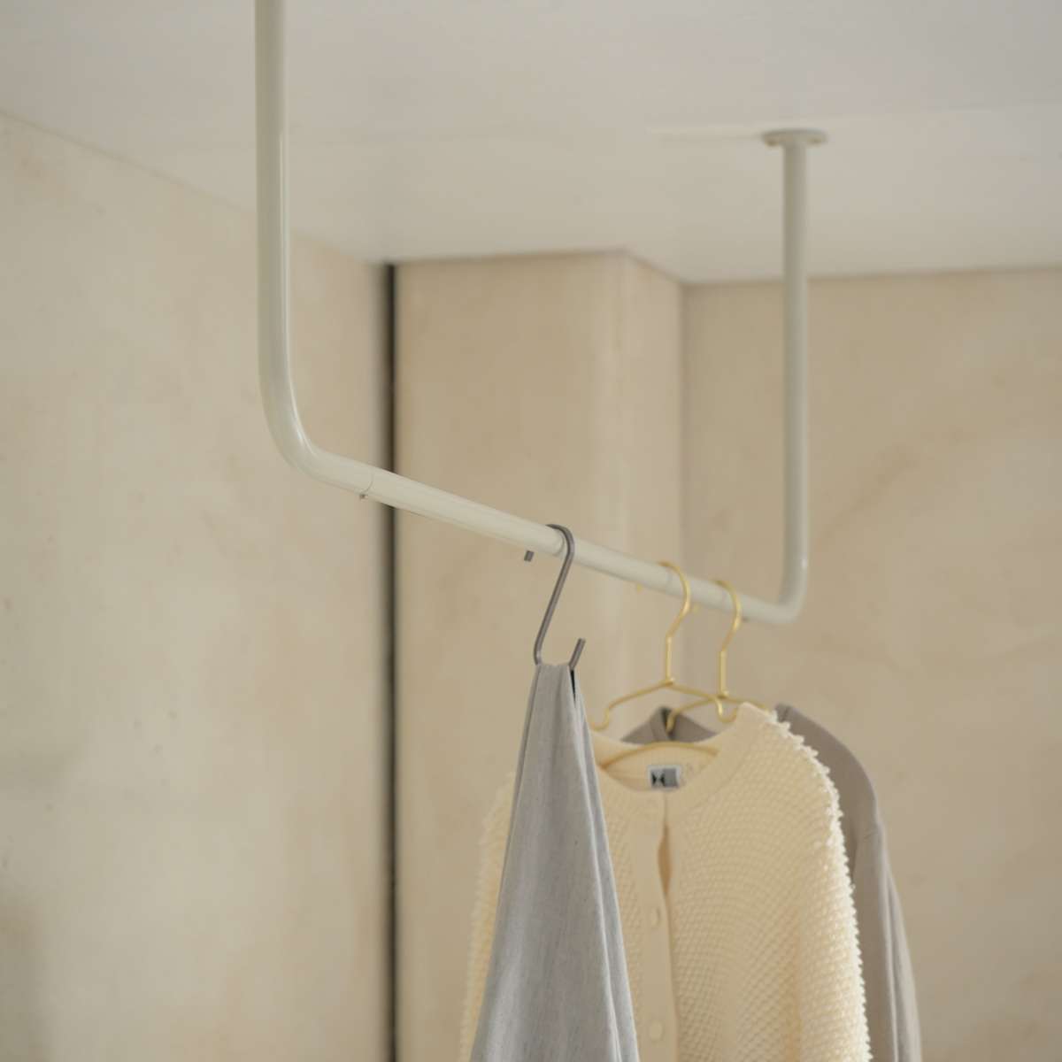 上手工作所、天吊りハンガーバーに新色「グレージュ」が登場