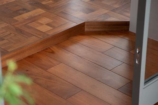 深いアメ色が特徴、インドネシア産チークフローリング